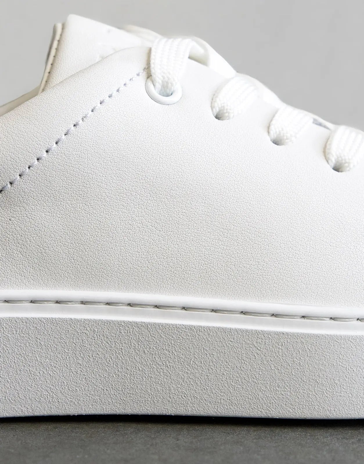 Fade Essential White Sneakers - Subwear
