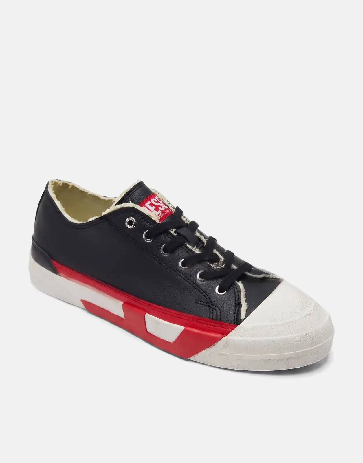 Diesel D-Verse Low II sneakers in black and red with white soles, featuring a low-top design and lace-up closure.