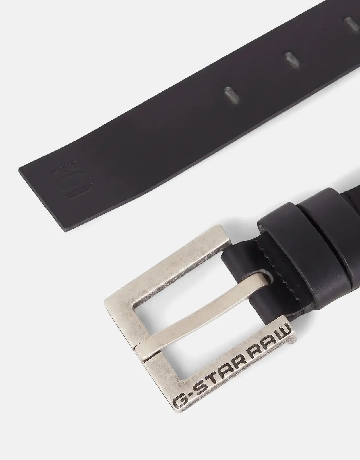 Close-up of a G-Star RAW Duko black leather belt featuring an antique silver rectangular buckle with logo engraving.