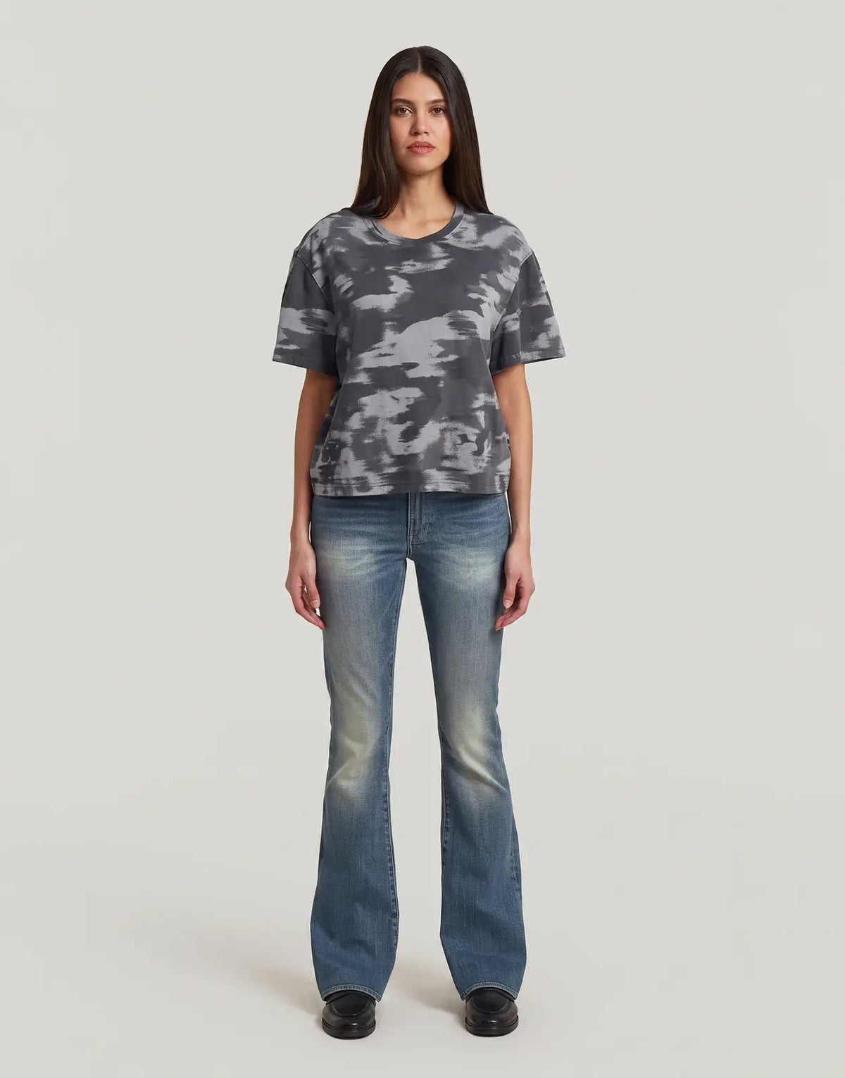 G-Star RAW Regular Camo T-Shirt Keian Motion in grey camouflage, short sleeve, worn by a female model with blue jeans.