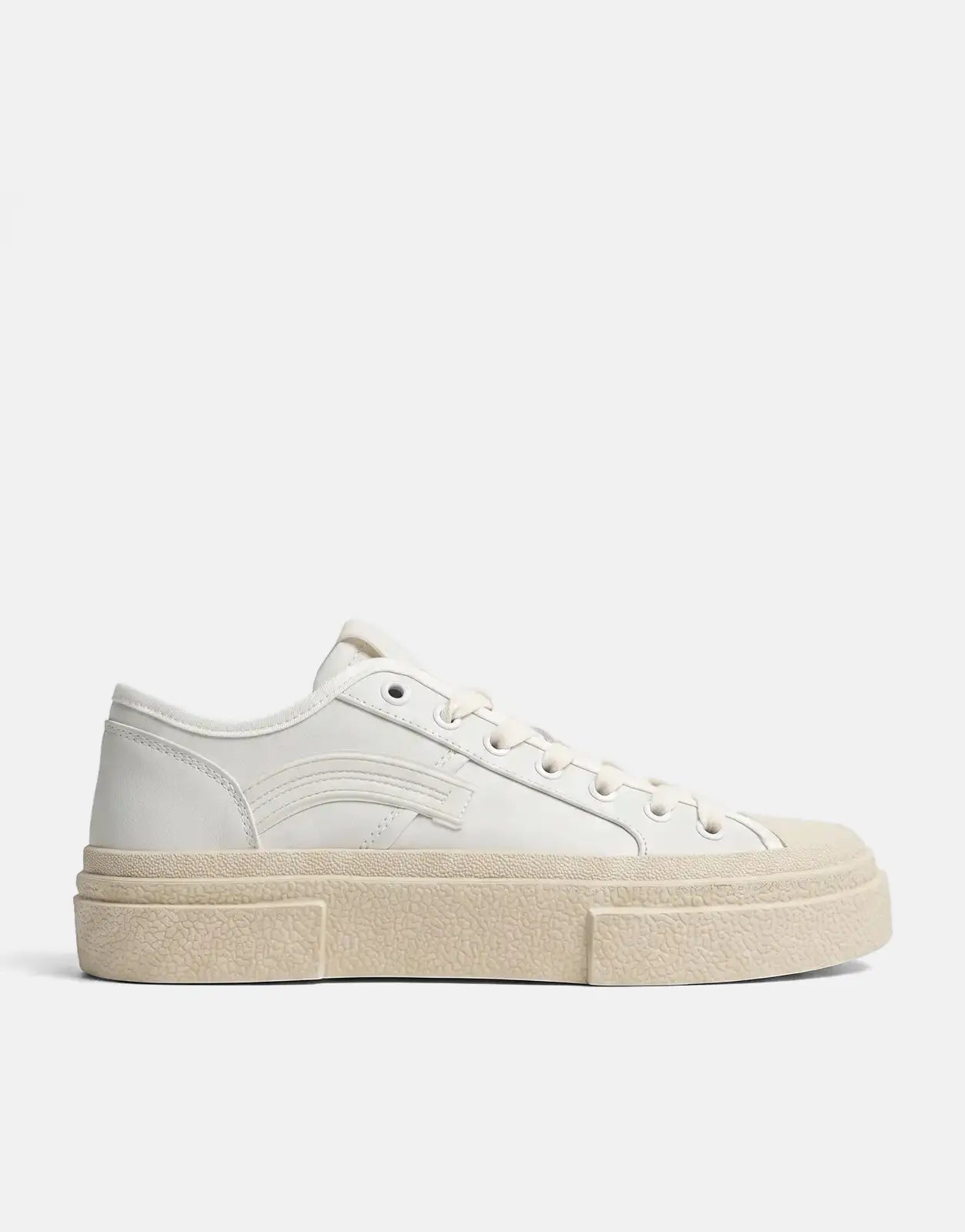 G-Star RAW Vodan low-top white sneakers featuring a thick cream platform sole and classic lace-up design.