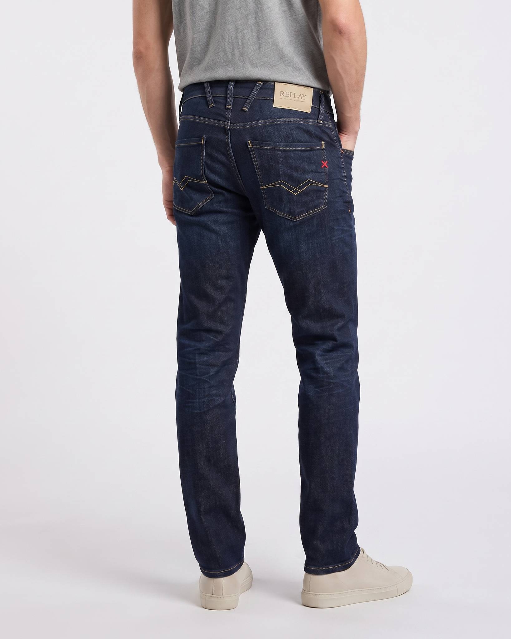 Replay 573 Eco Plus Anbass men's dark blue denim jeans, shown from the back, highlighting pocket details.