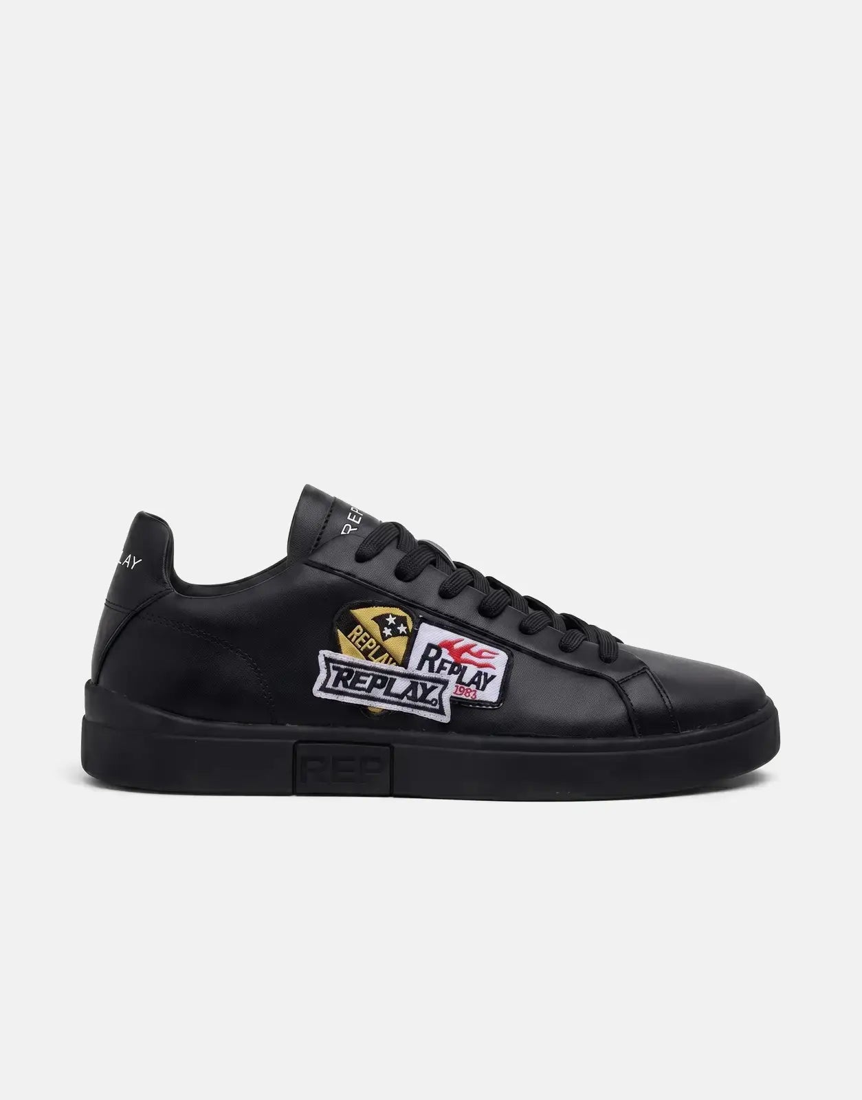 Replay Polys M Combo sneaker in black with lace-up low-top design and embroidered logo patches, side view.