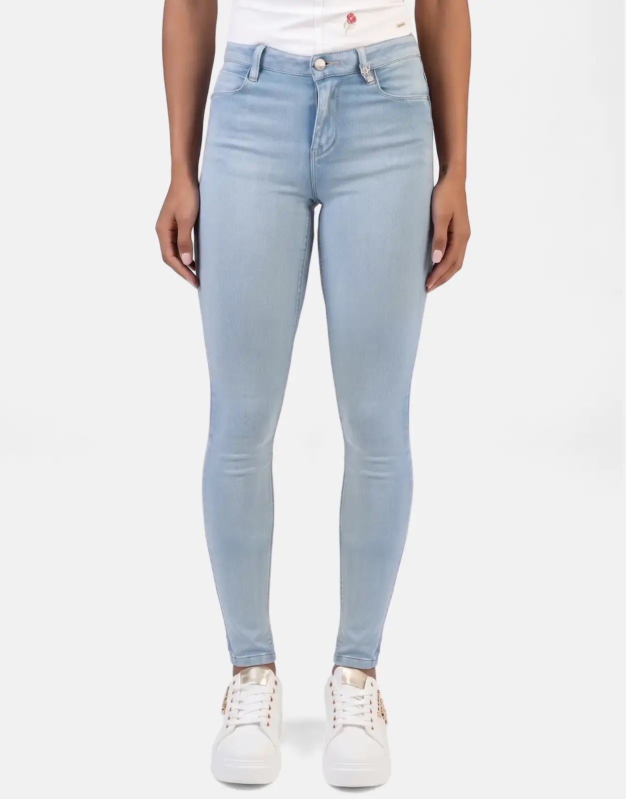 Sissy Boy Cara light vintage mid-waist skinny jeans worn by a model, paired with white platform sneakers.