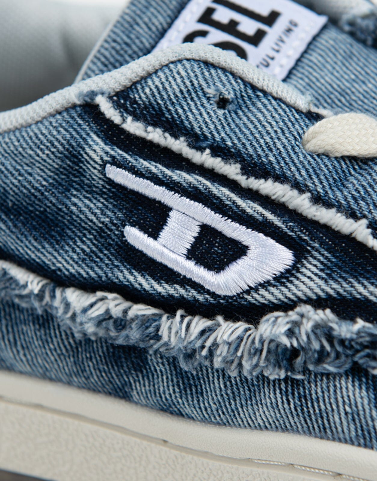 Diesel Tracker-D Low Sneakers in black with sleek design and trendy accents