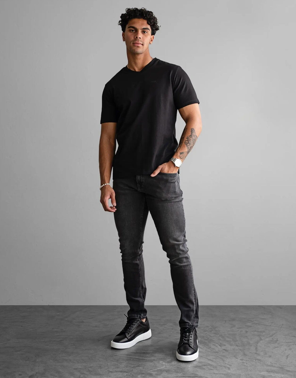 Fade Essential V-Neck Black T-Shirt - Subwear