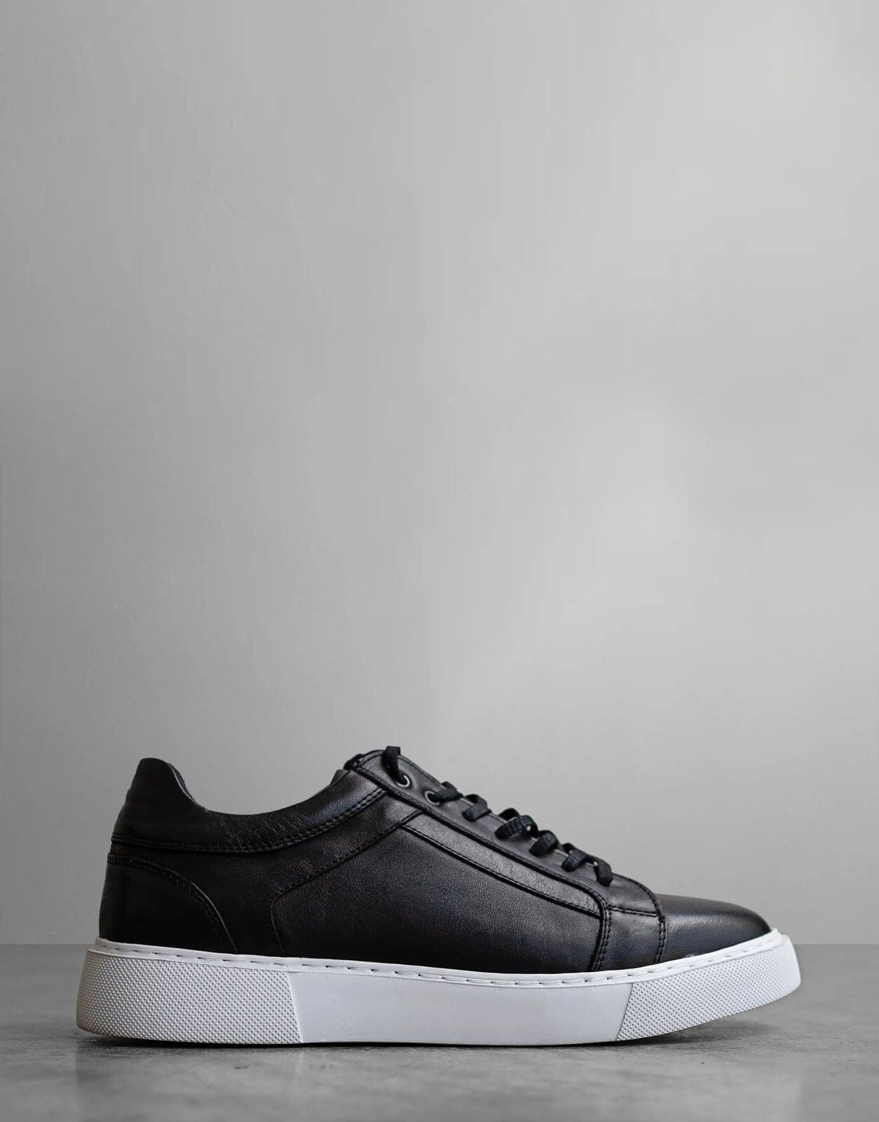Fade Iconic Black/White Sneakers - Subwear