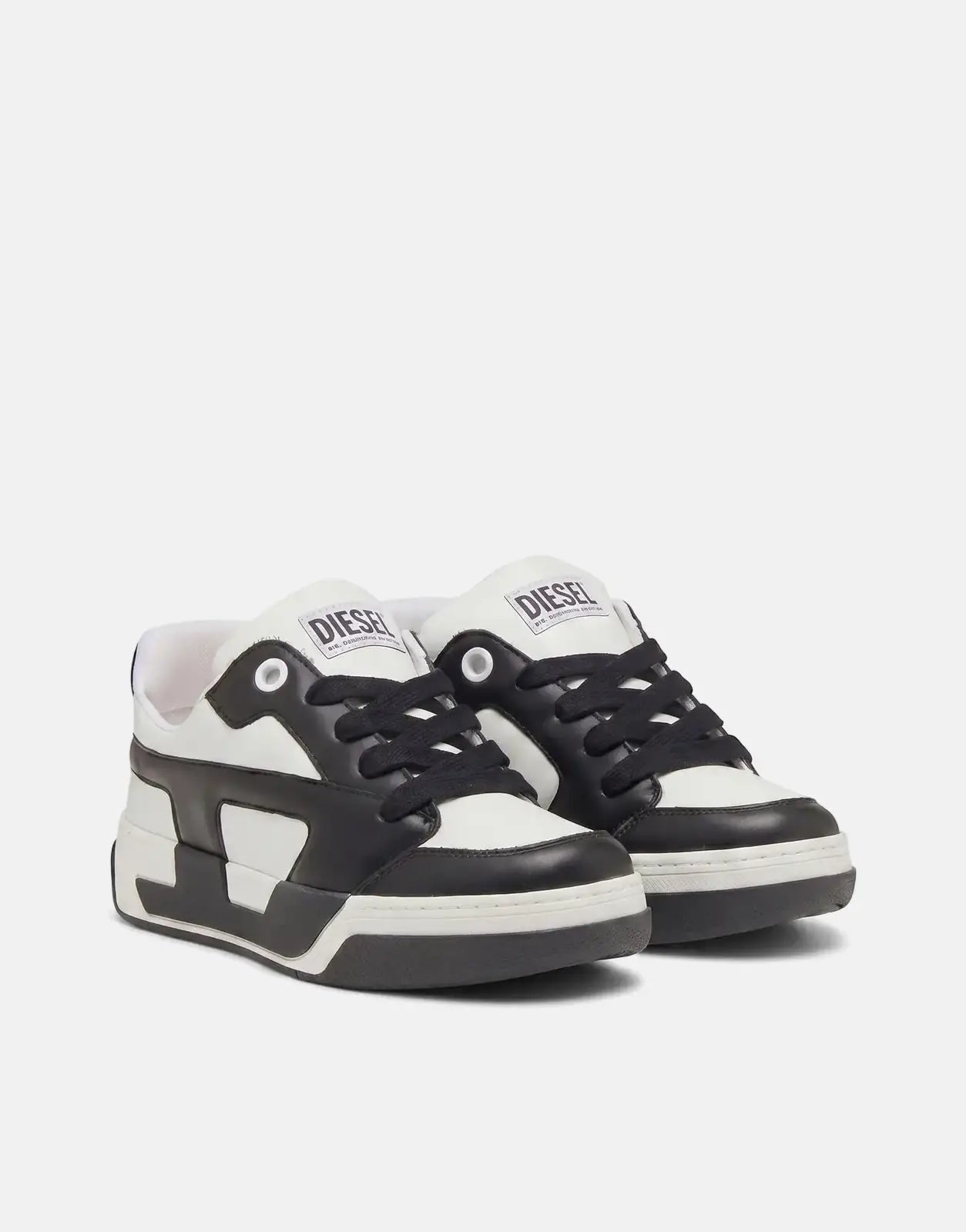 Diesel D-Ollie Low Sneakers H1527 in black and white leather, displayed from a three-quarter view.