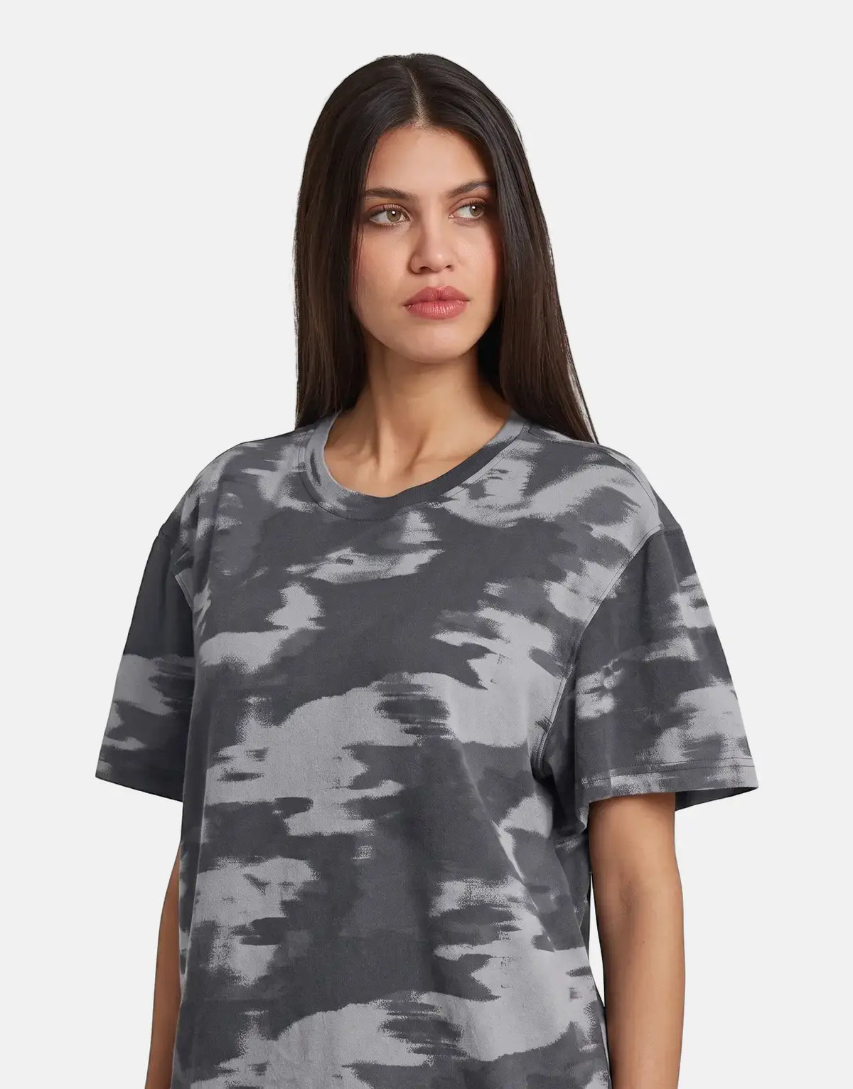 Woman wears a G-Star RAW Regular Camo T-Shirt Keian Motion, featuring a dark grey and light grey camouflage pattern and