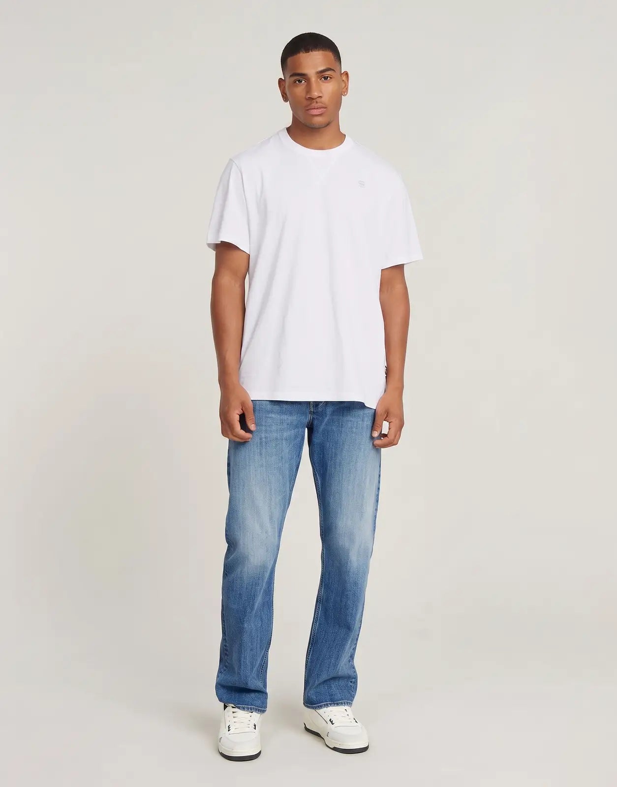 G-Star RAW Dakota Regular Faded Niagara Jeans for men, featuring a relaxed fit in a washed blue denim, shown on a model.