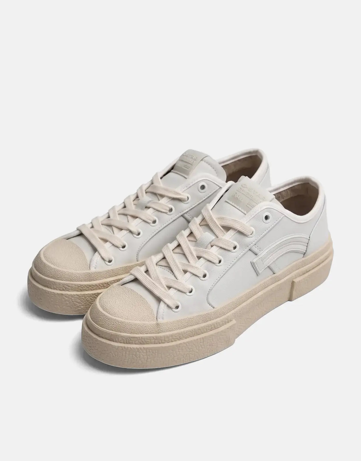 Pair of G-Star RAW Vodan Low Lea white leather sneakers with beige laces and soles on a clean white background.