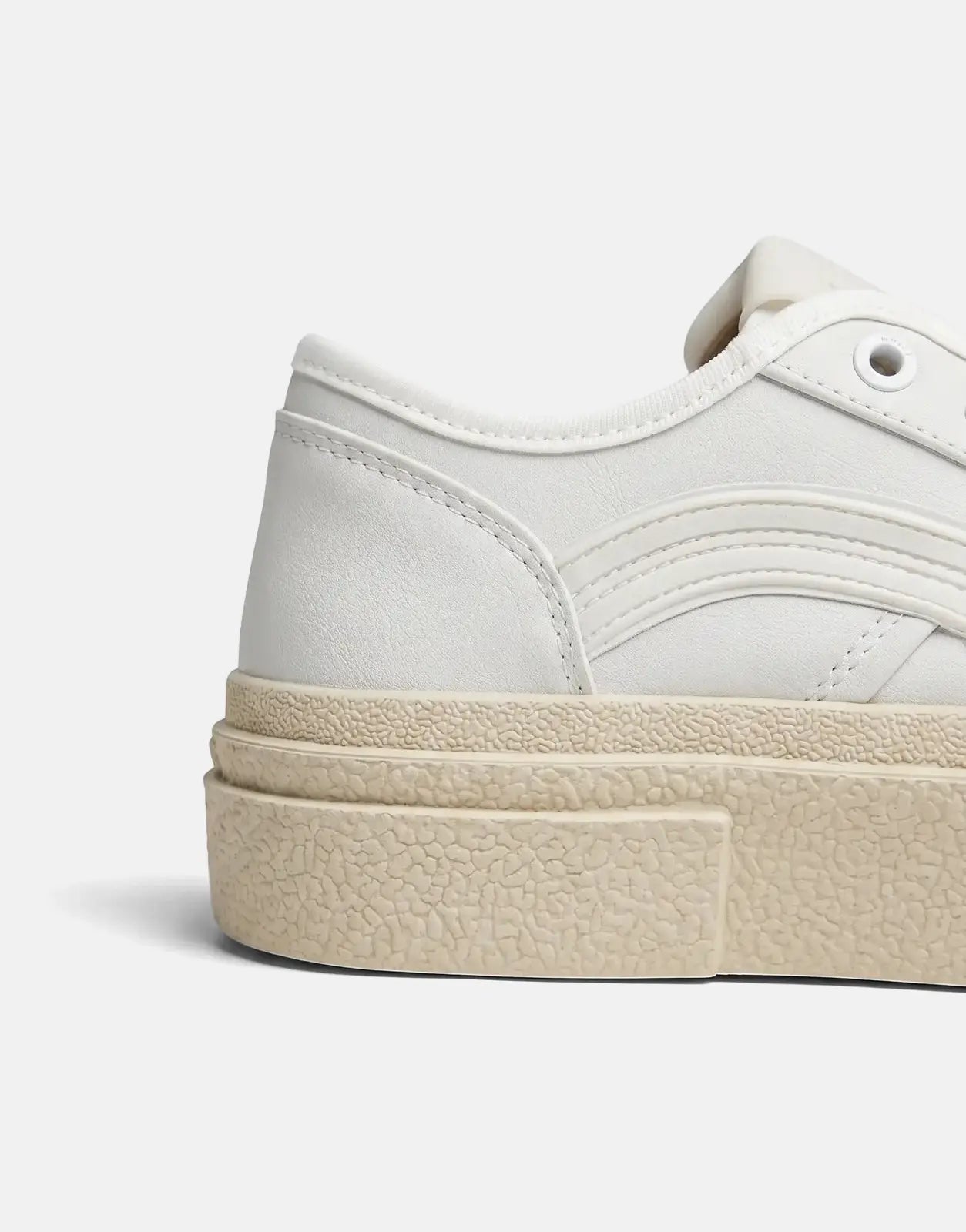 G-Star RAW Vodan Low Lea White Sneakers, a close-up side-rear view of the white upper and cream platform sole.