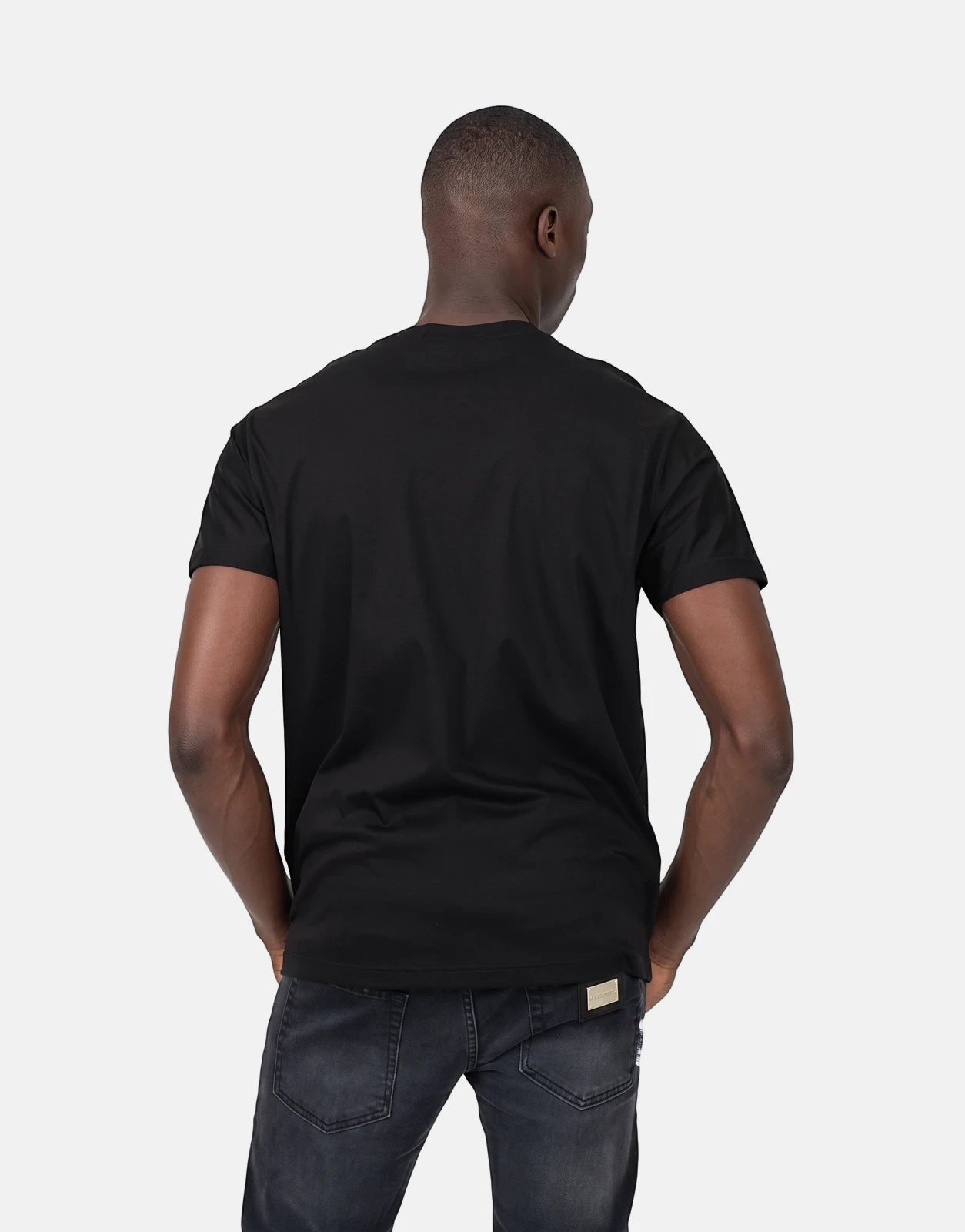 Les Hommes Queen Of Hearts men's black t-shirt, short sleeves, worn by a model in a back view, paired with dark jeans.
